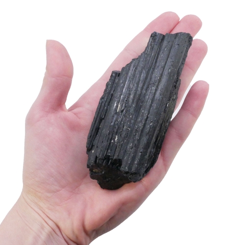 Czarny turmalin surowy – minerał o nieregularnej formie i naturalnej fakturze