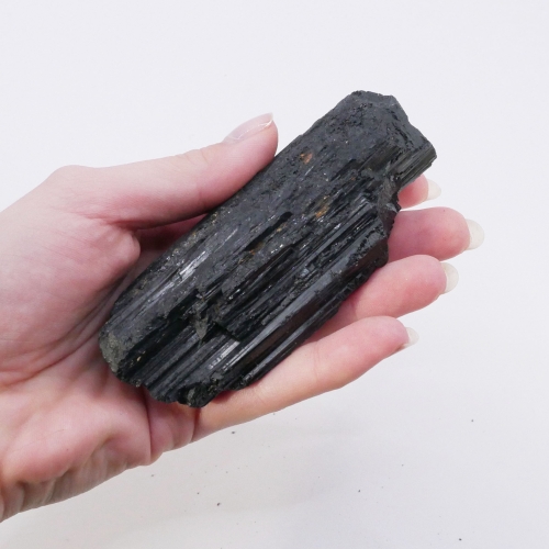 Surowa bryłka czarnego turmalinu – naturalny minerał o nieregularnym kształcie
