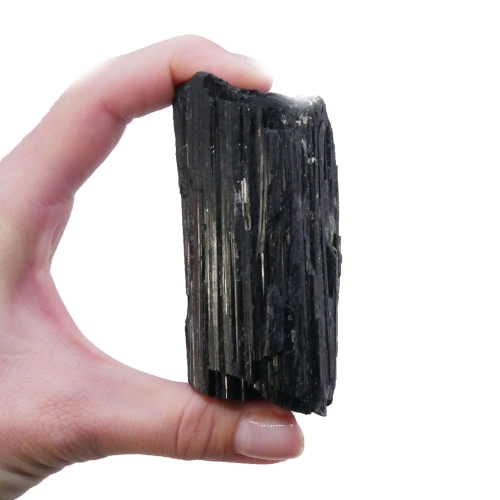 Czarny turmalin – przykład minerału w jego autentycznej, nieprzetworzonej formie.
