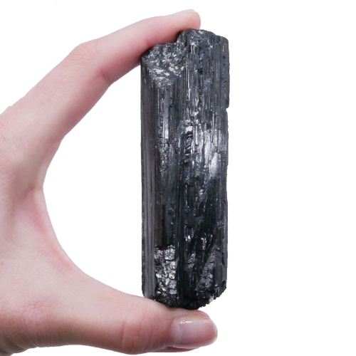 Fragment kryształu czarnego turmalinu z widocznymi, naturalnymi ścianami.