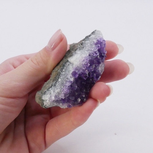 Naturalna szczotka krystaliczna ametystu.