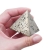 Piramida z pirytu nr 014 – geometryczna bryła o złotym, metalicznym połysku.