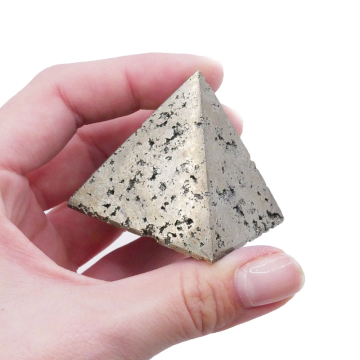 Piramida z pirytu nr 014 – geometryczna bryła o złotym, metalicznym połysku.