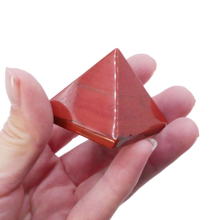Piramida z jaspisu czerwonego 33 mm – geometryczna bryła z naturalnego kamienia o ceglastej barwie.