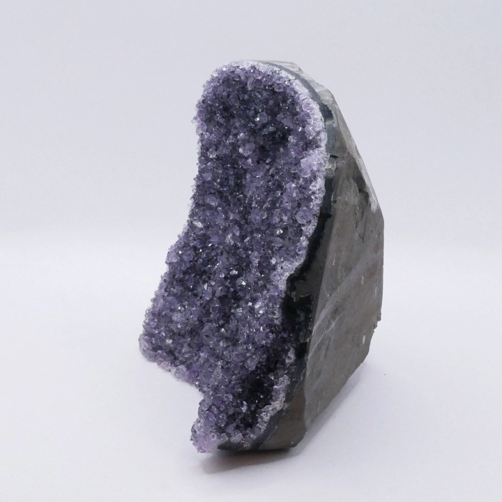 Fragment geody ametystowej nr 011 z płasko dociętą, stabilną podstawą do pionowej ekspozycji.