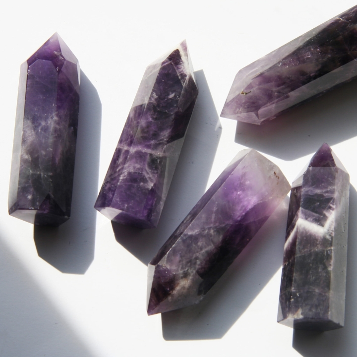 Obeliski z naturalnego ametystu dla kolekcjonerów i miłośników kamieni szlachetnych.