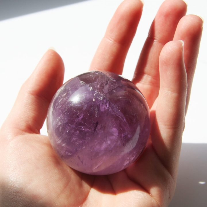 Kryształowa kula z ametystu.