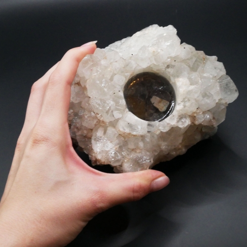 Zbliżenie na kryształy górskie nr 012 – naturalna struktura szczotki krystalicznej otaczająca otwór na tealight.