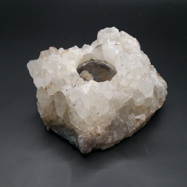 Świecznik z naturalnego kryształu górskiego – stabilna, płaska podstawa i przestrzenna forma minerału.