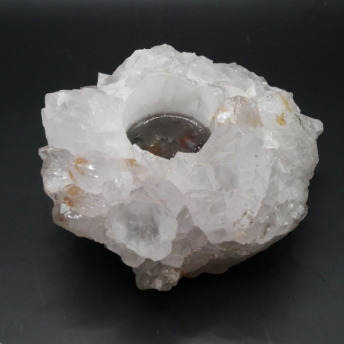 Świecznik ze szczotki kryształu górskiego nr 013 – lśniące, naturalne wierzchołki otaczające miejsce na tealight.