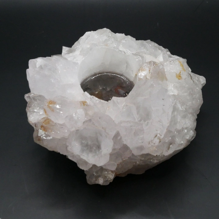Świecznik ze szczotki kryształu górskiego nr 013 – lśniące, naturalne wierzchołki otaczające miejsce na tealight.