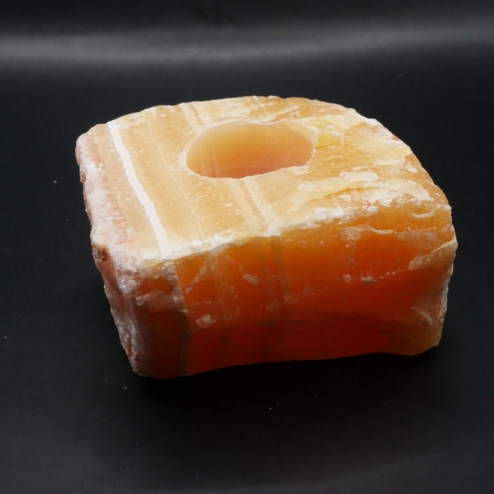 Świecznik z kalcytu nr 014 – naturalny minerał o matowej, nieoszlifowanej powierzchni w ciepłym odcieniu.