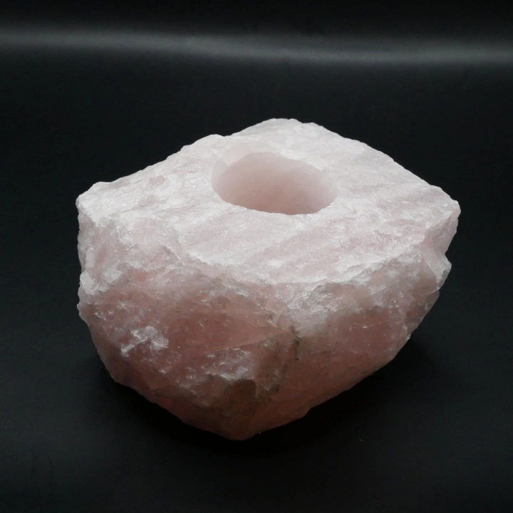 Widok z góry na świecznik z kwarcu różowego – gniazdo na standardową świeczkę typu tealight.