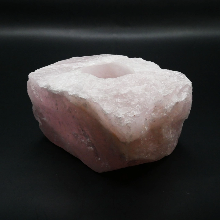Widok z góry na świecznik z kwarcu różowego – gniazdo na standardową świeczkę typu tealight w surowej skale.