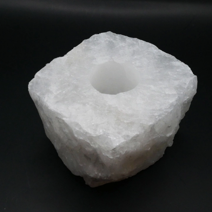 Naturalny świecznik z surowego kryształu górskiego – bryła kwarcu z otworem na tealight.