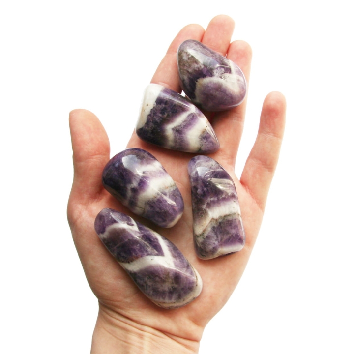 Polerowane kamienie ametystu chevron o średnicy 60 mm.