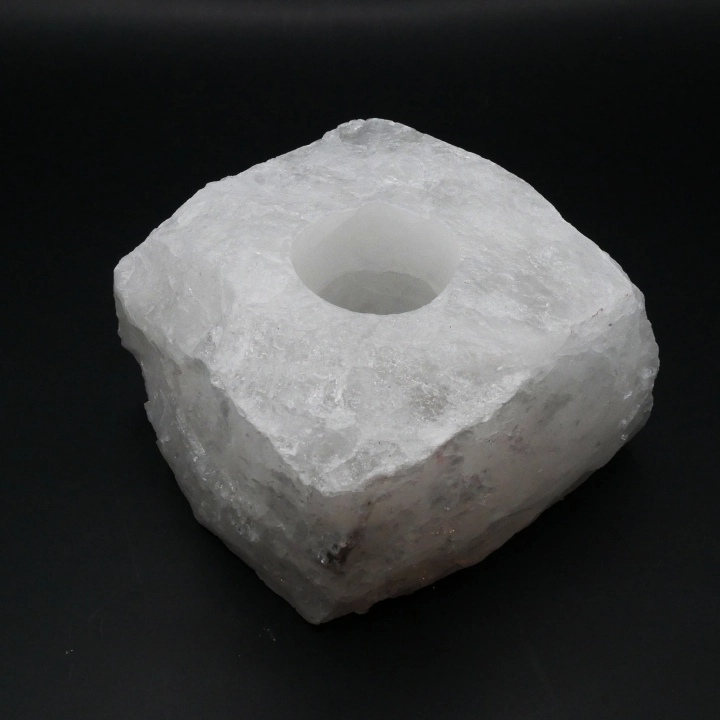 Świecznik z surowego kryształu górskiego – naturalna bryła kwarcu z miejscem na świeczkę typu tealight.