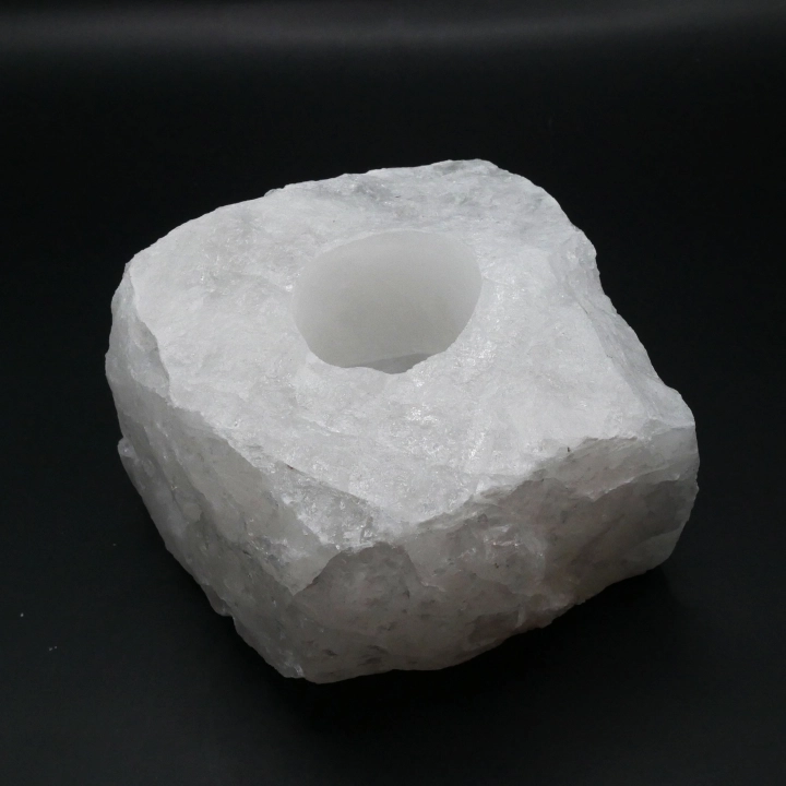 Gniazdo na tealight w bryle kryształu górskiego – precyzyjnie wykonany otwór w naturalnym minerale.