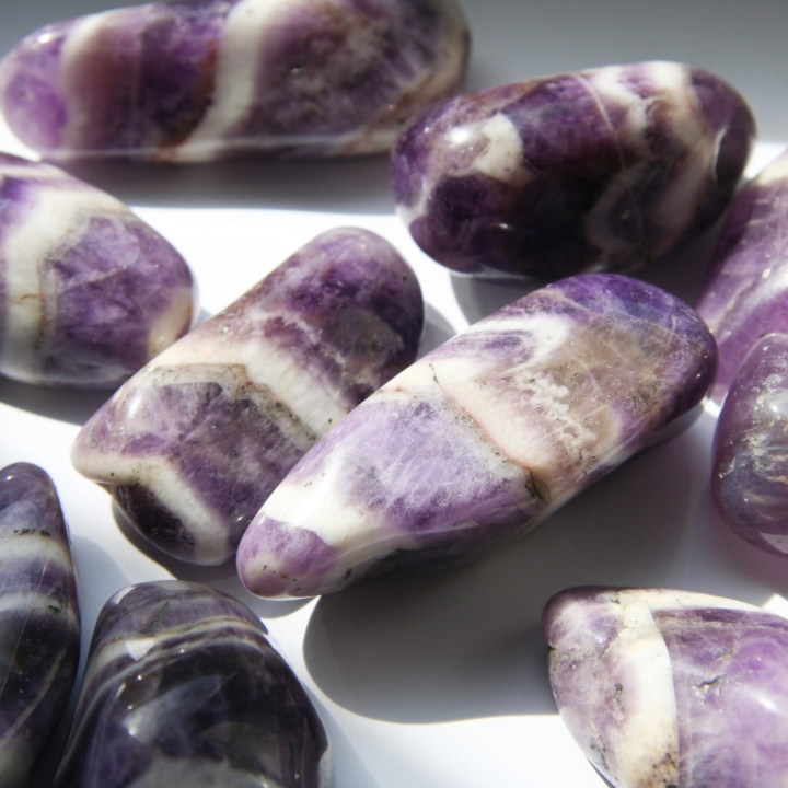 Polerowane okazy ametystu chevron dla kolekcjonerów kamieni szlachetnych.