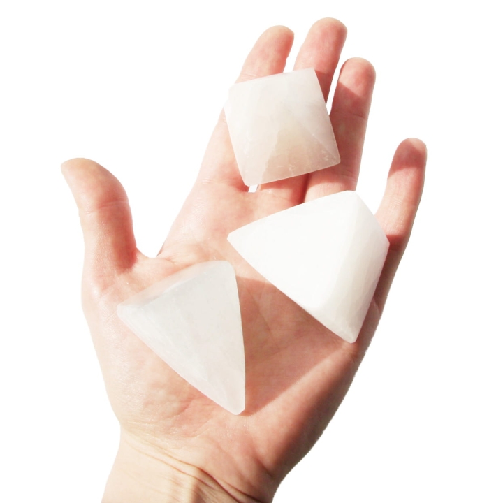 Polerowana piramida o wysokości 50 mm wykonana z selenitu.