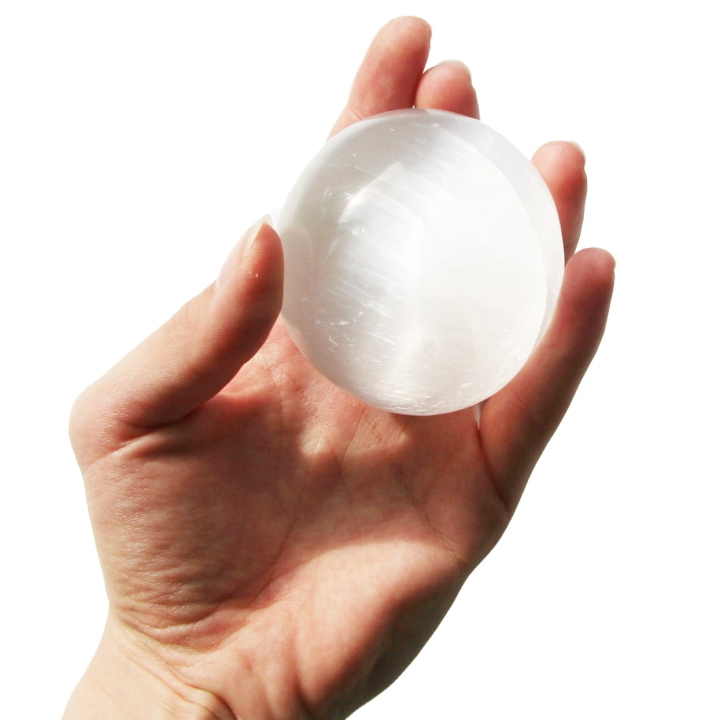 Polerowana kula z selenitu o średnicy 60 mm dla miłośników kamieni szlachetnych.