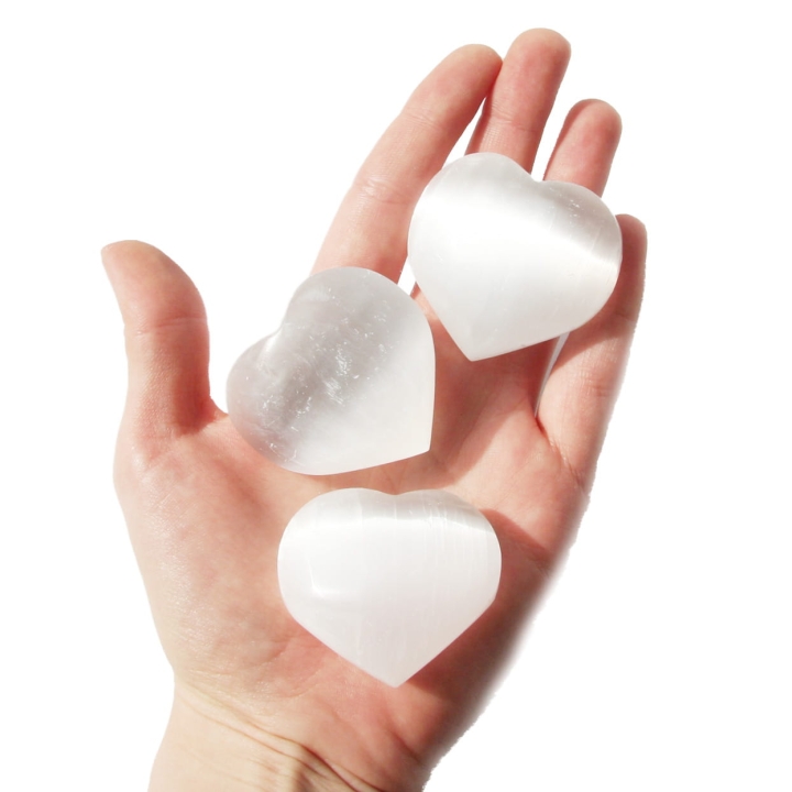 Polerowany selenit w kształcie serca o wysokości 40 mm.