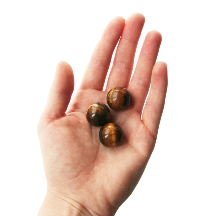 Kule z polerowanego tygrysiego oka o średnicy 20 mm.