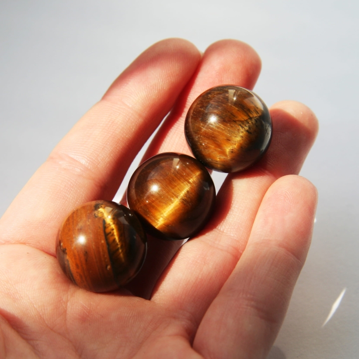 Kryształowe kule z kamienia tygrysie oko.