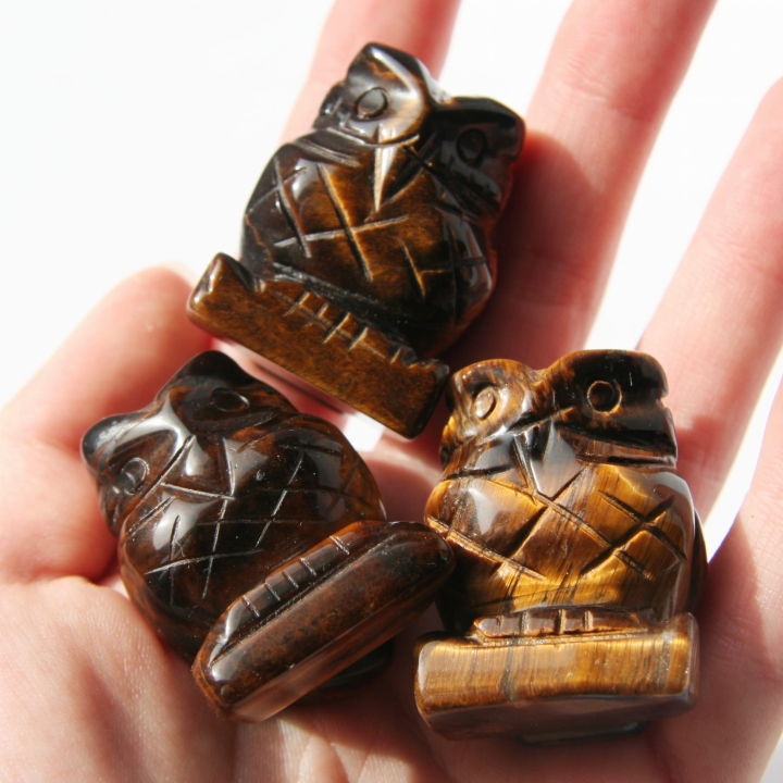 Figurki sowy z kamienia tygrysie oko.