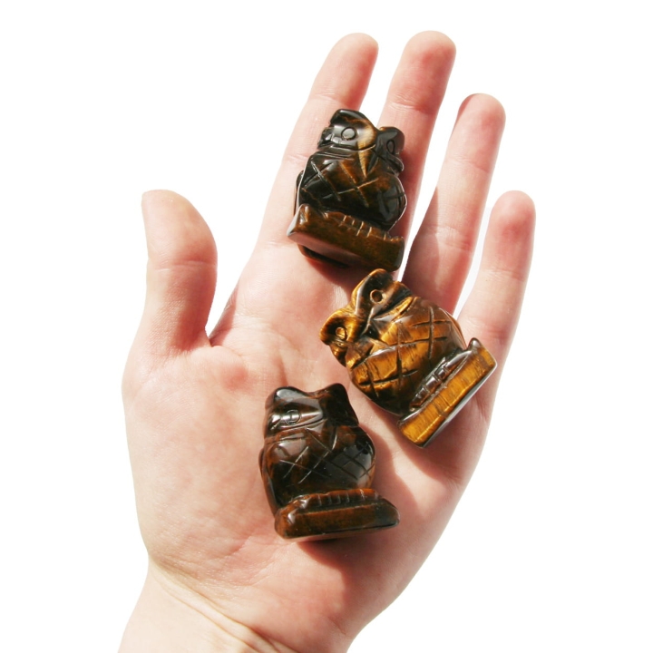 Figurki sowy z tygrysiego oka idealne dla kolekcjonerów i miłośników kamieni szlachetnych.