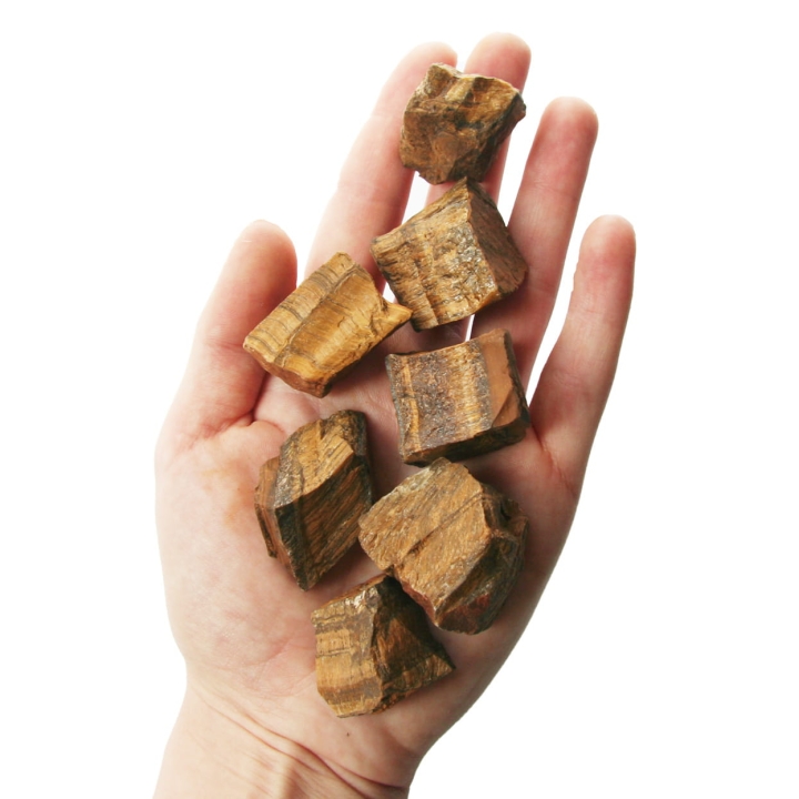 Surowe kamienie tygrysiego oka w bryłkach o średnicy 40 mm.