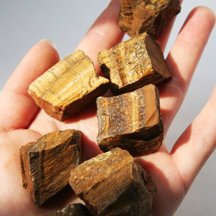 Surowe tygrysie oko - kamienie szlachetne dla kolekcjonerów.