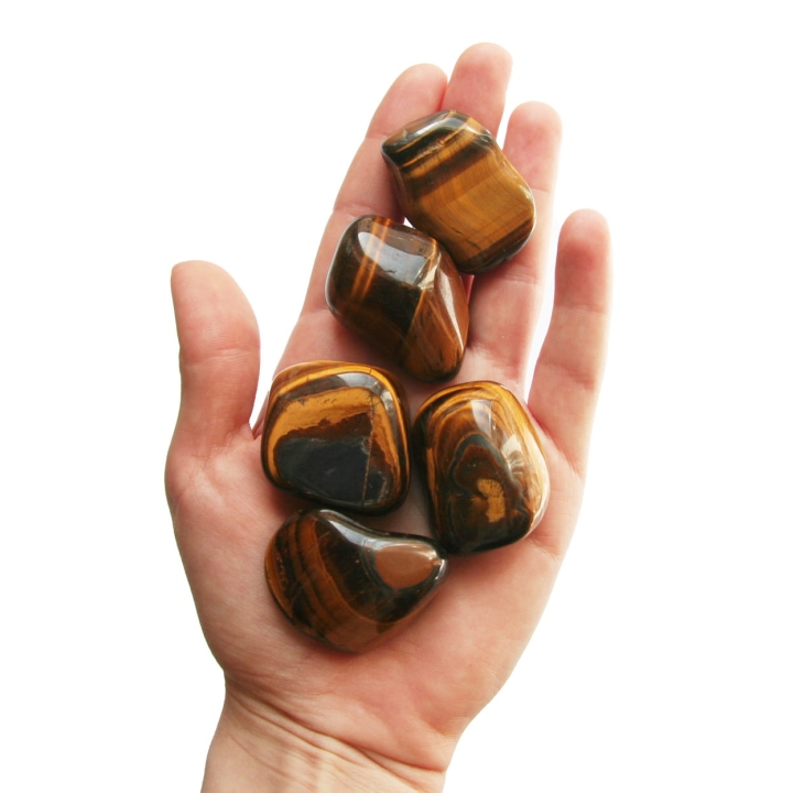 Polerowane kamienie tygrysie oko o średnicy 40 mm.