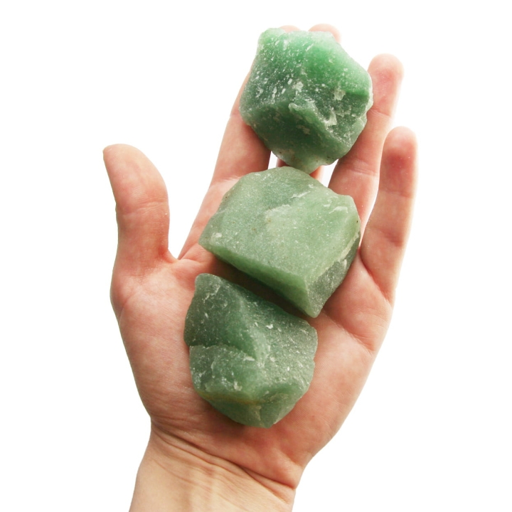 Surowe bryłki awenturynu o średnicy 60 mm.