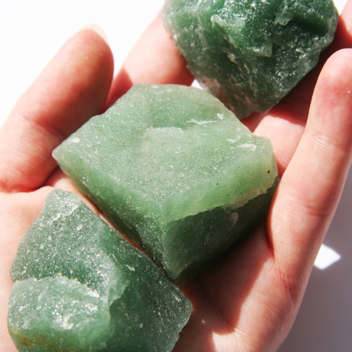 Zielony awenturyn w bryłkach - idealny dla kolekcjonerów kamieni szlachetnych.
