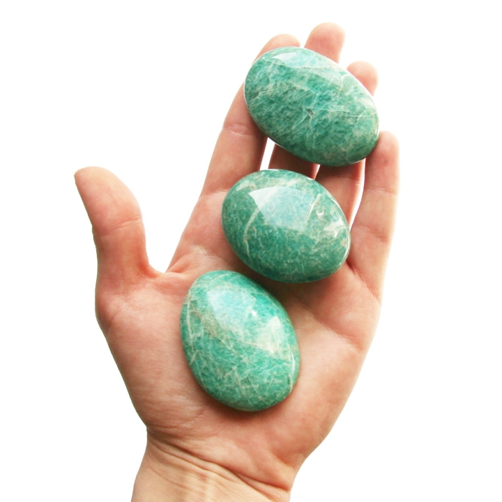 Polerowany amazonit w kształcie owalu o średnicy 50 mm.