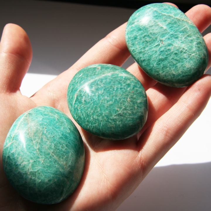 Polerowane kamienie amazonitu dla miłośników i kolekcjonerów kamieni szlachetnych.