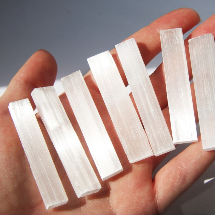 Surowe kawałki selenitu o długości 55 mm.