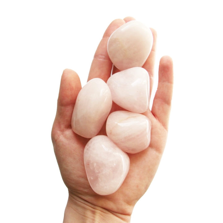 Duże, polerowane okazy kwarcu różowego.