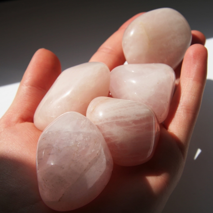 Polerowany kwarc różowy - bębnówka o średnicy 45 mm.