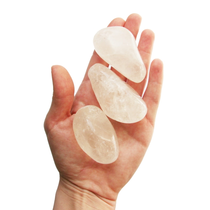 Polerowany kryształ górski o nieregularnym kształcie.