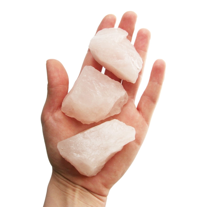 Surowe bryłki kwarcu różowego o średnicy 60 mm.