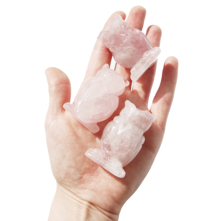 Figurki sowy z kwarcu różowego dla kolekcjonerów.