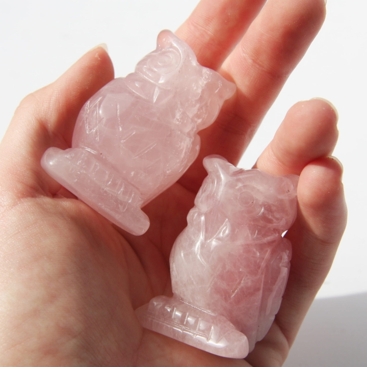 Ręcznie robione figurki sowy z kwarcu różowego.