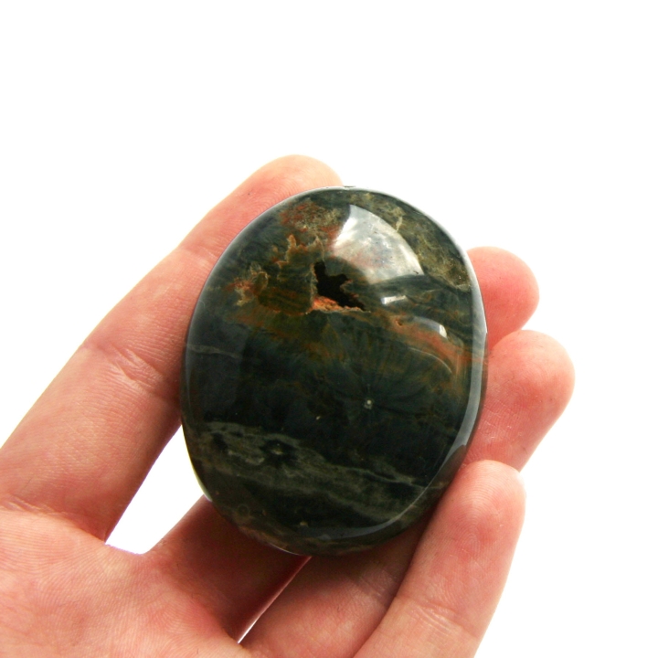 Polerowany jaspis w owalnym kształcie.