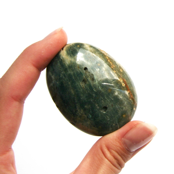 Wypolerowany kamień naturalny jaspis w kształcie owalu.