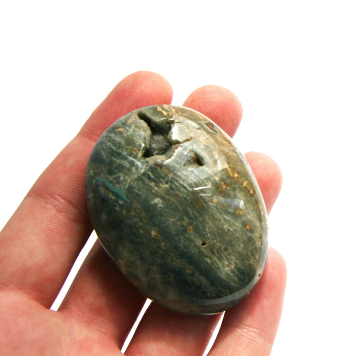 Polerowany jaspis w owalnym kształcie.