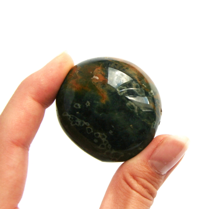 Wypolerowany kamień naturalny jaspis w kształcie owalu.