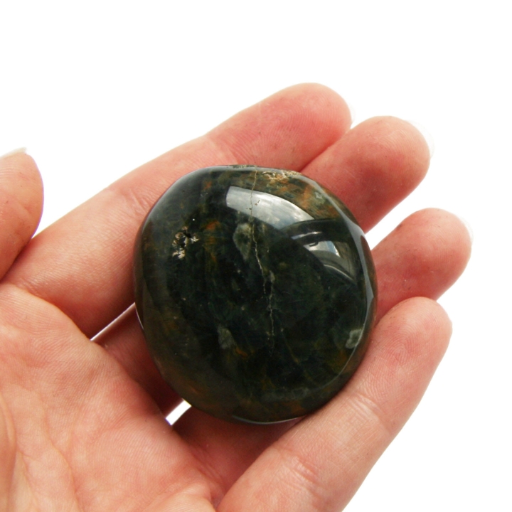 Polerowany jaspis w owalnym kształcie.