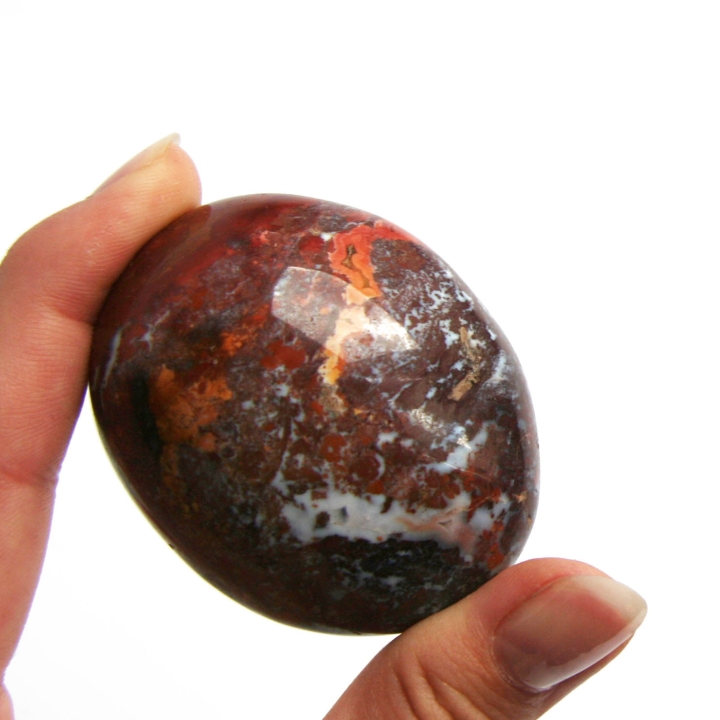 Wypolerowany kamień naturalny jaspis w kształcie owalu.